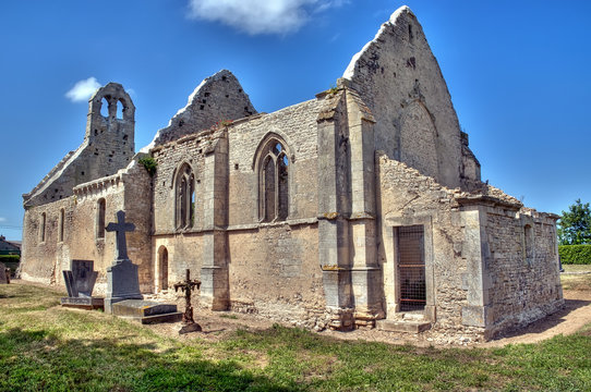 Ruines de l'église Sainte-Basile à Juaye-Mondaye
