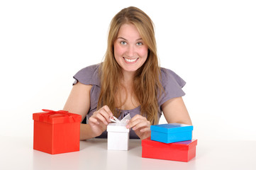 Junge dunkelblonde Frau mit Geschenken