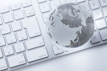ガラスの地球儀とキーボード