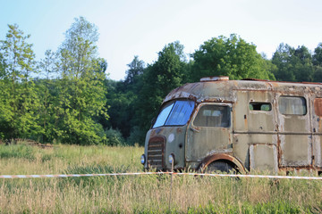 camioncino verde militare arrugginito