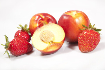 ERDBEEREN UND PFIRSICH © Herby Meseritsch