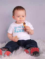 enfant de 1 an qui mange son gouter