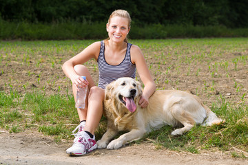 joggerin macht eine pause mit ihrem hund
