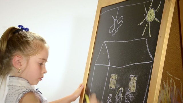 bimba disegna alla lavagna