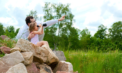 Kind mit dem Vater halten Umschau