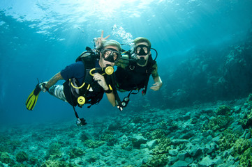 plongeurs sous-marins sur les récifs coralliens