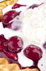 Waffeln mit heißen Kirschen und Sahne