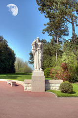 Fototapeta na wymiar Statua - American Cemetery w Colleville-sur-Mer