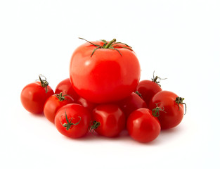 tomate and several cherries