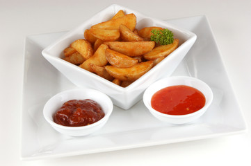 gegrillte Kartoffelecken mit scharfer Soße