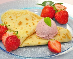 Pfannkuchen mit Erdbeereis