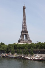 Fototapeta na wymiar La Tour Eiffel vue depuis le Pont de Bir Hakeim à Paris