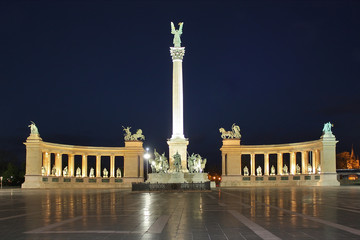 Fototapeta na wymiar Budapeszt Hero kwadrat w nocy
