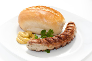 Bratwurst mit Senf, Brötchen und Petersilie