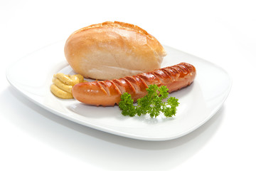 Gegrillte Bockwurst - Bratwurst mit Senf, Brötchen und Petersil
