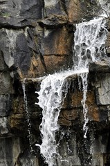 Kleiner Wasserfall in Tierpark