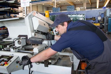 Fachkraft im metallverarbeitenden Gewerbe