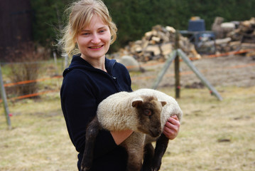 Junge Frau mit einem Lamm