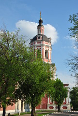 Fototapeta premium Колокольня у входа в Православный монастырь в Москве.