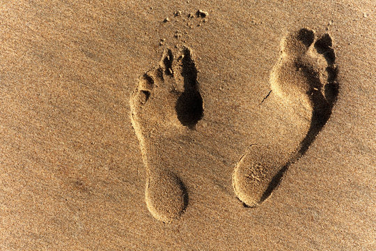 Zwei Fußspuren im Sand