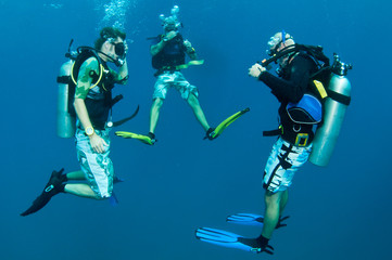 scuba divers descend on a dive site
