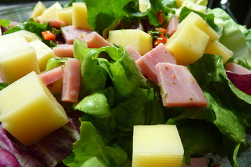 Blattsalat mit Käse und Schinken