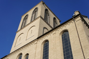 Fototapeta na wymiar St. Kunibertkirche in der Kölner Innenstadt