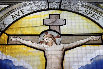 Fototapeta na wymiar Christ sur la croix, vitrail d'un caveau du cimetière de Passy à Paris