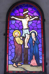  Le Christ sur la croix, vitrail d'un caveau du cimetière de Passy à Paris  © Atlantis