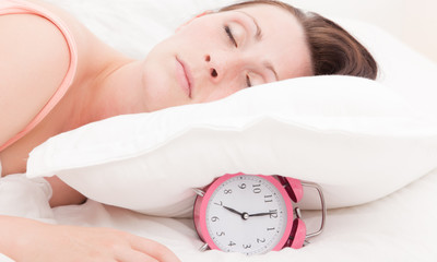 frau will weiter schlafen