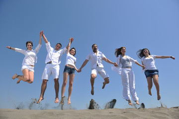 Obraz premium happy people group have fun and running on beach