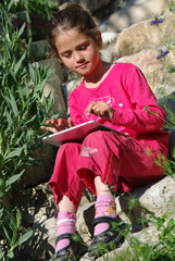 enfant se servant d'une tablette tactile