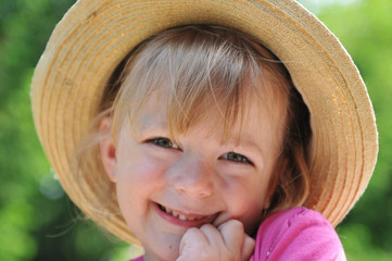 Kleinkind mit Strohhut