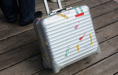Valise et étiquettes de sécurité