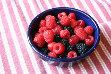 Raspberries and blackberries in a bowl