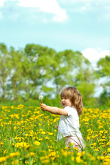 Fototapeta premium Little girl in meadow