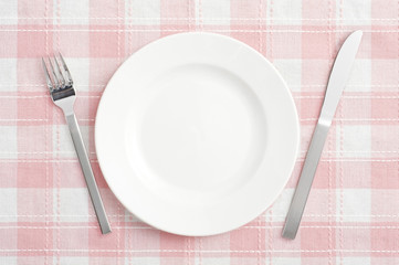 フォークとナイフと皿のアップ