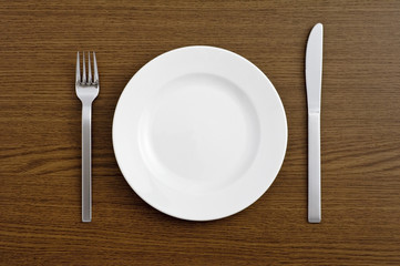 テーブルの上のお皿とナイフとフォーク