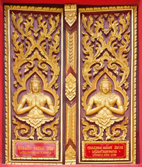Fototapeta na wymiar Golden Wood Carving,Traditional Thai Style in Thai Temple.