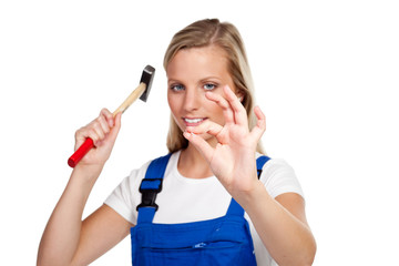 handwerkerin zielt auf einen nagel