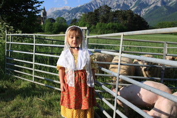 petite fille en costume traditionnel provençal