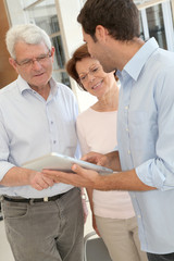 Obraz premium Senior people learning how to use electronic tablet