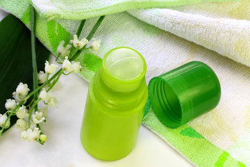 Fototapeta na wymiar Konwalii, turecki ręcznik i zielony dezodorant