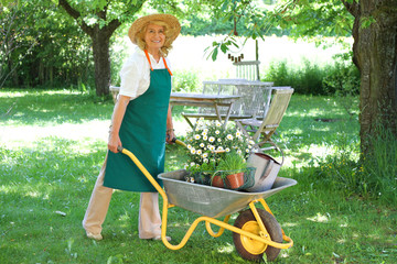 Gärtnerin im Garten