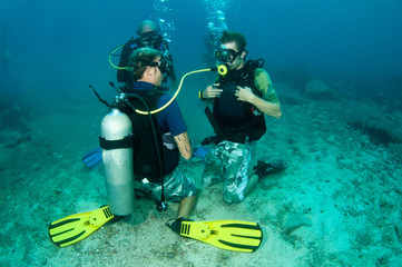 scuba divers practice skills