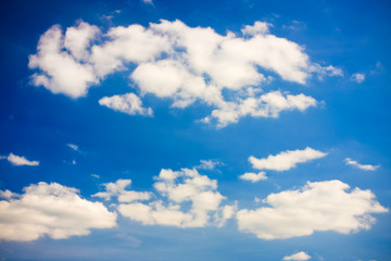 Fototapeta na wymiar Błekitne niebo i chmury