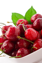 Ciliegie su sfondo bianco