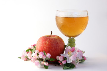 Apfelwein mit Frucht und Blüten
