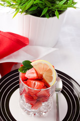 Macedonia di Fragole su sfondo bianco