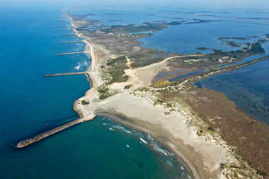 Photo a&eacute;rienne des digues et &eacute;tangs de Camargue